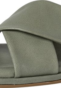 Sandale en cuir synthétique vert avec un design à larges brides superposées et une semelle plate. Surface texturée pour un intérêt visuel.