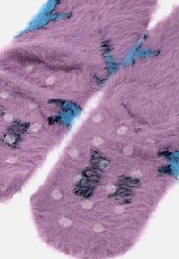 Chlupaté fialové papuče s modrými akcenty, zdobené puntíkatou texturou a abstraktními vzory, navržené pro nošení v interiéru.