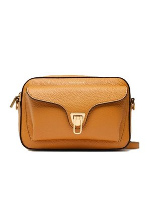 Borsa a tracolla in pelle martellata color mogano con tasca frontale a patta e chiusura in metallo dorato, forma rettangolare e sottile tracolla.