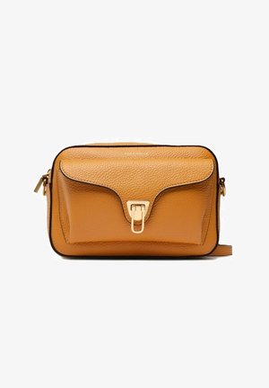 Borsa a tracolla in pelle martellata color mogano con tasca frontale a patta e chiusura in metallo dorato, forma rettangolare e sottile tracolla.