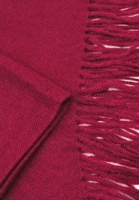 Sciarpa intrecciata bordeaux con bordi frangiati. Texture morbida e colore ricco, che mette in mostra un fine motivo a maglia. Ideale per il calore e per sovrapposizioni.