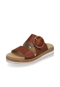 Braune Leder-Sandale mit breiten, überkreuzten Riemen, einem großen runden Akzent und einer weißen strukturierten Sohle mit einem Jute-Stil-Detail.