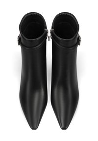 Stivali alla caviglia in pelle nera con punta appuntita. Presentano una chiusura con zip e una fibbia decorativa alla caviglia. Texture liscia.