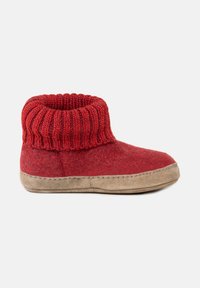 Rød filt ankelstøvle med en ribbet strikoverdel og en blød beige ruskindssål. Designet har en foldet krave og kontrasterende teksturer.