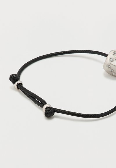 Juoda pintinė virvelė su sidabro metalo žavesiu, dekoruotu skaidriais brangakmeniais ir sidabriniais akcentuojančiais karoliukais.