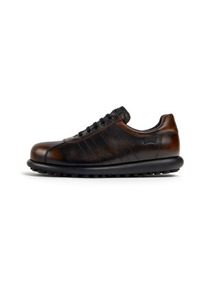 Sneaker in pelle marrone con punta rotonda, lacci neri, fianchi testurizzati e una suola nera leggera con piccole impronte circolari.