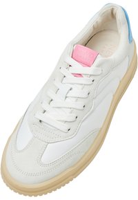 Baskets blanches avec un mélange de textures lisses et en daim, dotées d'un accent au talon bleu clair, d'un patch de logo rose et d'une semelle en caoutchouc beige.