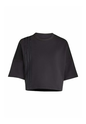 Camiseta negra corta con cuello redondo, mangas cortas sueltas, que presenta acentos de rayas de satén verticales en el lado izquierdo. Textura suave.