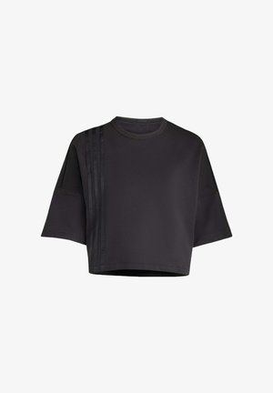 Camiseta negra corta con cuello redondo, mangas cortas sueltas, que presenta acentos de rayas de satén verticales en el lado izquierdo. Textura suave.