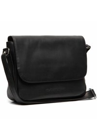 Borsa messenger nera in pelle con chiusura a pattina, tracolla regolabile e logo in rilievo sulla parte anteriore. Texture liscia, forma rettangolare.