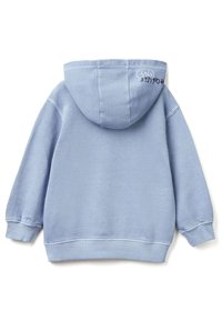 Světle modrá mikina s měkkou texturou, která má velkou kapuci a žebrované manžety. Výrazný potisk na zadním výstřihu. Ležérní design.
