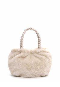 Beige nepbont handtas met een gevlochten handvat, ronde vorm, geplooide details en een zachte, gestepte oppervlakte.