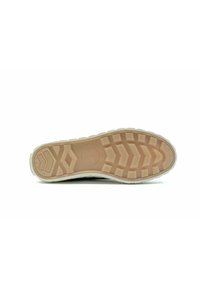 Semelle de chaussure en caoutchouc avec un motif de tressage texturé. Présente une base beige clair, des bords blancs et des formes géométriques proéminentes pour une meilleure adhérence.