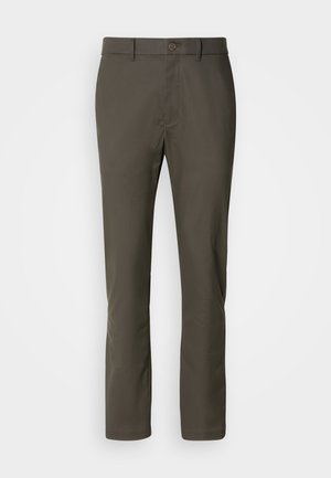 Pantalones de un verde oliva oscuro hechos de una tela suave; presentan una bragueta con cremallera, cierre de botón y dos bolsillos laterales. Diseño de pierna recta.