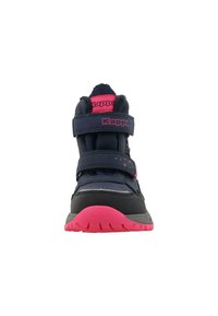 Fekete és rózsaszín magasszárú sneaker két tépőzárral, gumitalppal és párnázott felsőrészpánttal. Szürke részletekkel és csillagmintákkal rendelkezik.