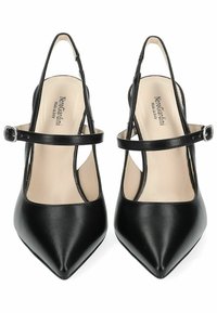 Tacchi slingback in pelle nera con punta affusolata, cinturino alla caviglia con fibbia in argento e soletta di colore chiaro. Made in Italy.