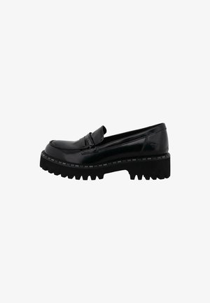 Czarny lakierowany mokasyn z grubą czarną gumową podeszwą z ząbkowanym brzegiem i fasonem slip-on. Dodatkowo ozdobiony detalem z logo.