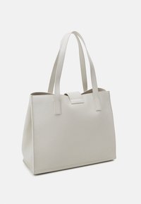 Sac fourre-tout en cuir gris avec deux poignées, de forme carrée, surface texturée et fermeture magnétique en haut. Design simple et fonctionnel.