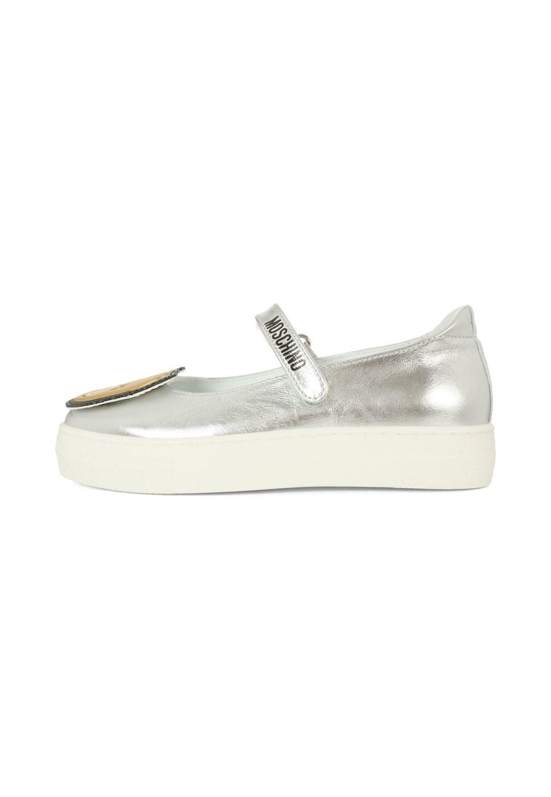 Scarpe metallizzate argento con una suola bianca testurizzata, dotate di una fascia in Velcro con la scritta "Moschino" e un accento decorativo rotondo sulla punta.