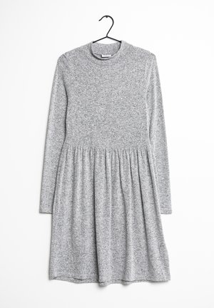 Robe à manches longues grise en tissu tricoté texturé, col rond et taille froncée. Longueur mi-cuisse avec une coupe décontractée.