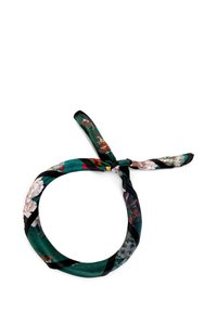Foulard di seta con motivi floreali e foglie su uno sfondo verde scuro, con bordi a strisce nere e verdi. Dettaglio a nodo a un'estremità.