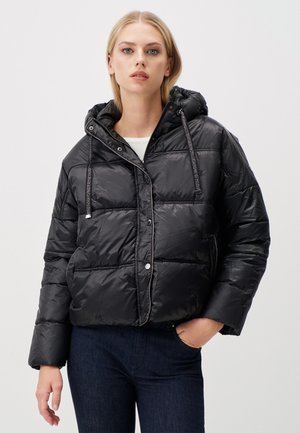 Giacca a vento nera imbottita con cappuccio, texture trapuntata, bottoni frontali, tasche laterali, coulisse riflettenti e vestibilità leggermente accorciata.