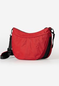 Borsa a tracolla rossa realizzata in tessuto resistente, con forma arrotondata, dettagli neri, una tasca con zip e una tracolla regolabile.