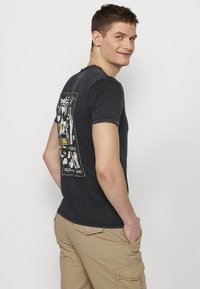 Koroshi SHORT SLEEVE - Triko s potiskem - black