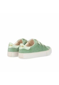 Baskets en suède vert avec un talon texturé contrasté, semelle en caoutchouc blanc et marquage doré. Les caractéristiques du design comprennent des détails perforés.
