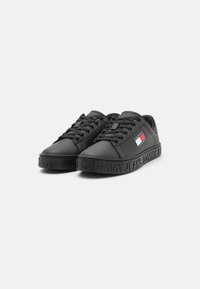 Crne kožne tenisice s okruglim vrhom, ravnim vezanjem i gumeni potplat s označenim reljefnim tekstom "TOMMY JEANS".