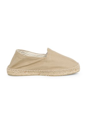 Zapato tipo alpargata en tono marrón claro, con parte superior de tejido trenzado, puntera en forma de almendra y suela de cuerda de yute. Presenta un diseño de superficie texturizada.