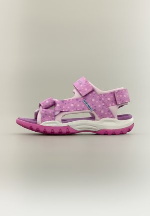Børns pink og lilla sandal med åben tå, justerbare remme og en robust sål designet til udendørs brug.