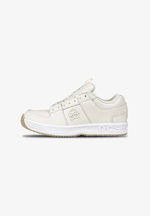 Biała niska tenisówka z teksturowaną skórą, sznurowanym zapięciem, gumową podeszwą oraz wytłoczonym napisem "DC SHOES" na bocznej części podeszwy.