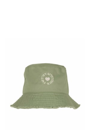 Hellgrüner Eimerhut mit ausgefranstem Rand und weißer, kreisförmiger Stickerei, die Koordinaten und ein Herz in der Mitte zeigt.