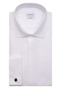 Camicia bianca in tessuto texturizzato, con colletto classico, pattina con bottoni e un polsino singolo con dettaglio di bottone nero.