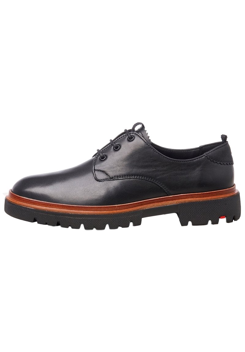 Scarpa nera in pelle con lacci, punta arrotondata, suola texturizzata, intersuola in legno e dettagli di cucitura sottili. Suola in gomma per una maggiore aderenza.