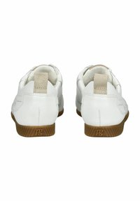 Scarpe bianche in pelle con profilo basso, suola in gomma e un inserto tessile beige sul tallone. Design minimalista con dettagli di cucitura.