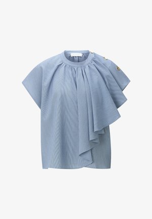 Svijetloplavi top kratkih rukava s okruglim izrezom na vratu, detaljem skupljenog materijala, asimetričnim volanom s jedne strane i zlatnim gumbima na ramenu.