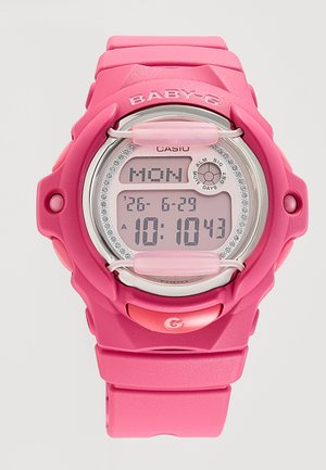 Vaaleanpunainen Casio Baby-G digitaalinen rannekello, joka näyttää maanantain, päivämäärän 29. kesäkuuta ja ajan 10:10 suojakuoren ja remmin kanssa.