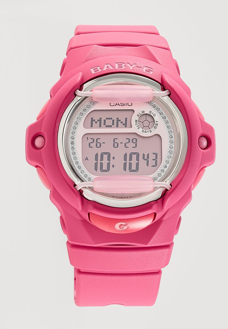 Ροζ ψηφιακό ρολόι Casio Baby-G που δείχνει Δευτέρα, ημερομηνία 29 Ιουνίου και ώρα 10:10 με προστατευτική θήκη και λουράκι.