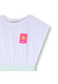 Λευκό τοπ με κοντά μανίκια και ελαστική μέση σε μέντα πράσινο. Διαθέτει φωτεινό ροζ ορθογώνιο μπαλώμα με κίτρινο λουλουδένιο σχέδιο.