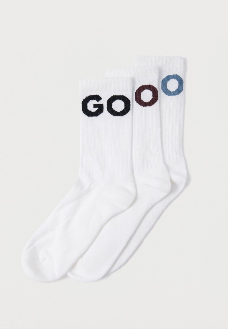 Tri páry bielych bavlnených ponožiek s rebrovanou textúrou. Každá ponožka má farebné písmená, ktoré tvoria slovo "GOOO" v čiernej, bordovej a modrej farbe.