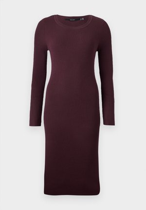 Maronfarbenes, geripptes Strickkleid mit langen Ärmeln, rundem Ausschnitt, taillierter Silhouette und knielangem Saum. Glatte Textur und dehnbares Material.