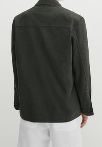 Donkergrijs overhemd met knoopsluiting, een kraag, rugstuk en manchetten met twee knopen, met een gladde textuur en een eenvoudig ontwerp.