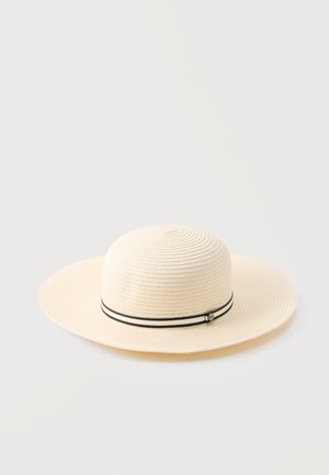 Beige zonneklep met brede rand, voorzien van een geconcentreerde geweven textuur en een dunne zwart-wit gestreepte band rond de basis van de kroon.