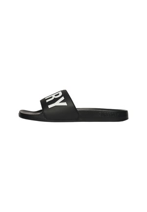 Zwarte slip-on sandaal met een brede band met grote witte letters en een gestructureerde zool voor casual gebruik.
