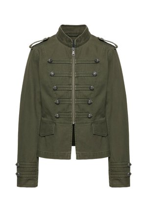 Kurtka w stylu militarnym w oliwkowej zieleni, z zamkiem błyskawicznym z przodu, ozdobnymi guzikami ułożonymi w rzędy, pagonami na ramionach oraz kieszeniami z patkami.