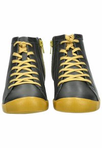 Zapatillas altas de cuero negro con cordones amarillos y suelas de goma. Presentan cremalleras laterales y acentos texturizados en la puntera.