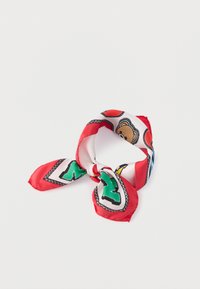 Pañuelo de seda con diseño en rojo y blanco que presenta un oso y patrones llamativos. Anudado en el centro con extremos puntiagudos. Textura suave.