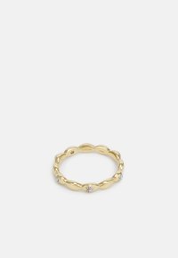 Bague en acier doré avec un design onduleux, ornée de petites pierres précieuses rondes et transparentes disposées par intervalles autour de l'anneau.